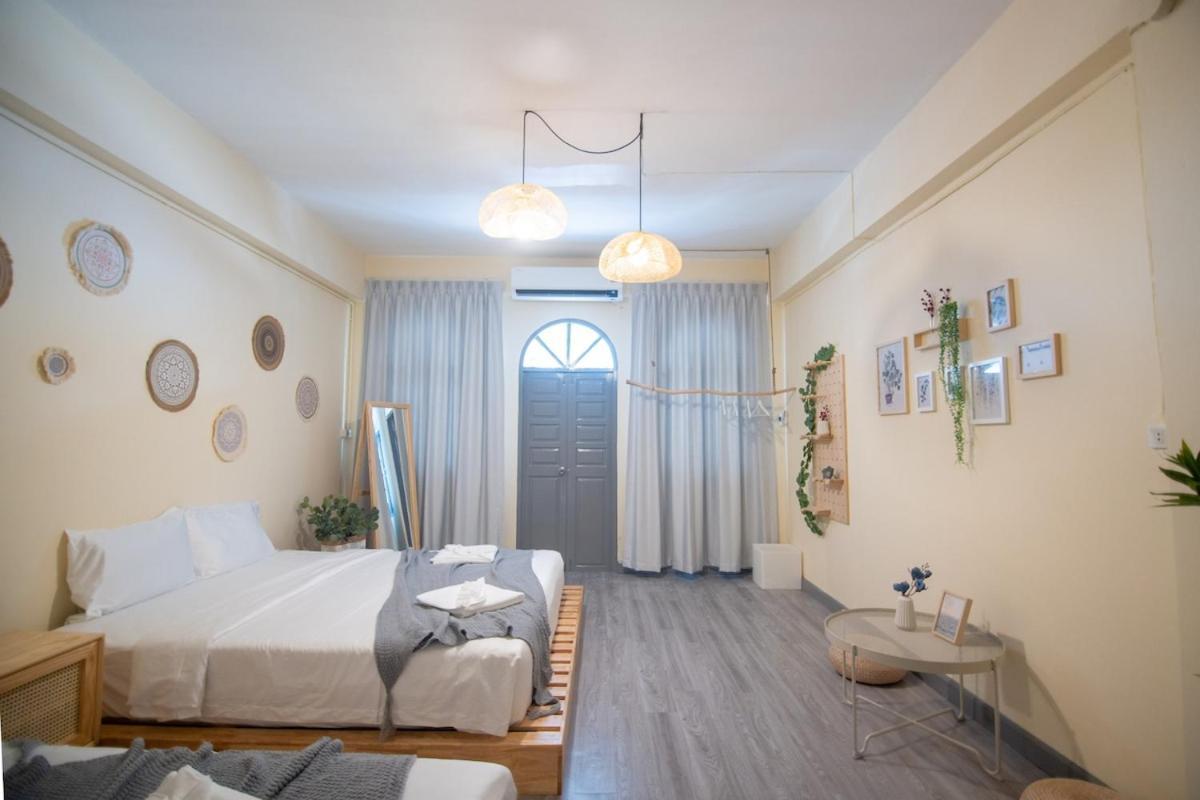Beachfront 4-br House In Villa